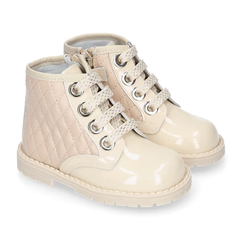 Botita ROCKERA niña con cordones metalizados en piel charol BEIGE.