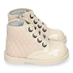 Botita ROCKERA niña con cordones metalizados en piel charol BEIGE.