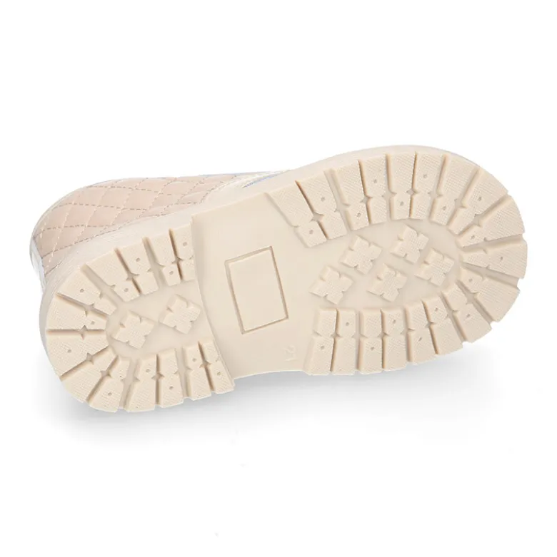 Botita ROCKERA niña con cordones metalizados en piel charol BEIGE.