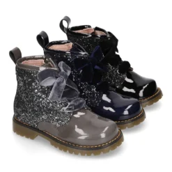 Botita rockera para niña con lazos de terciopelo en piel charol de colores con Glitter