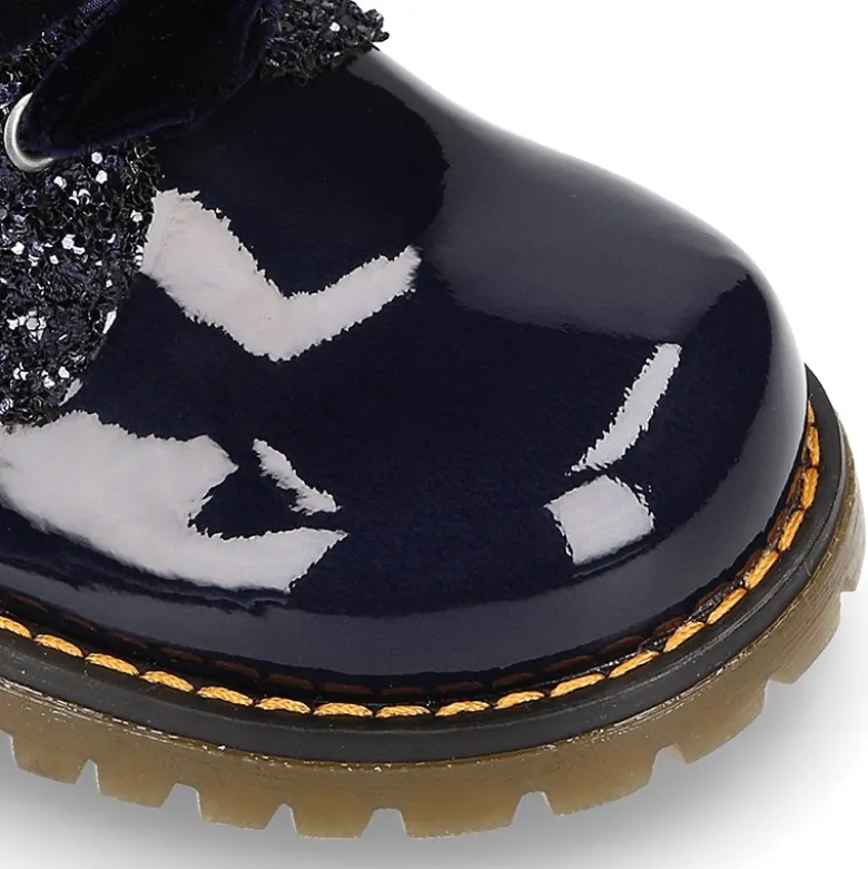Botita rockera para niña con lazos de terciopelo en piel charol de colores con Glitter