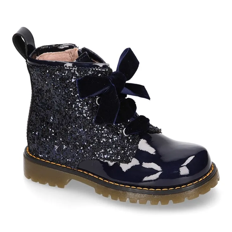Botita rockera para niña con lazos de terciopelo en piel charol de colores con Glitter