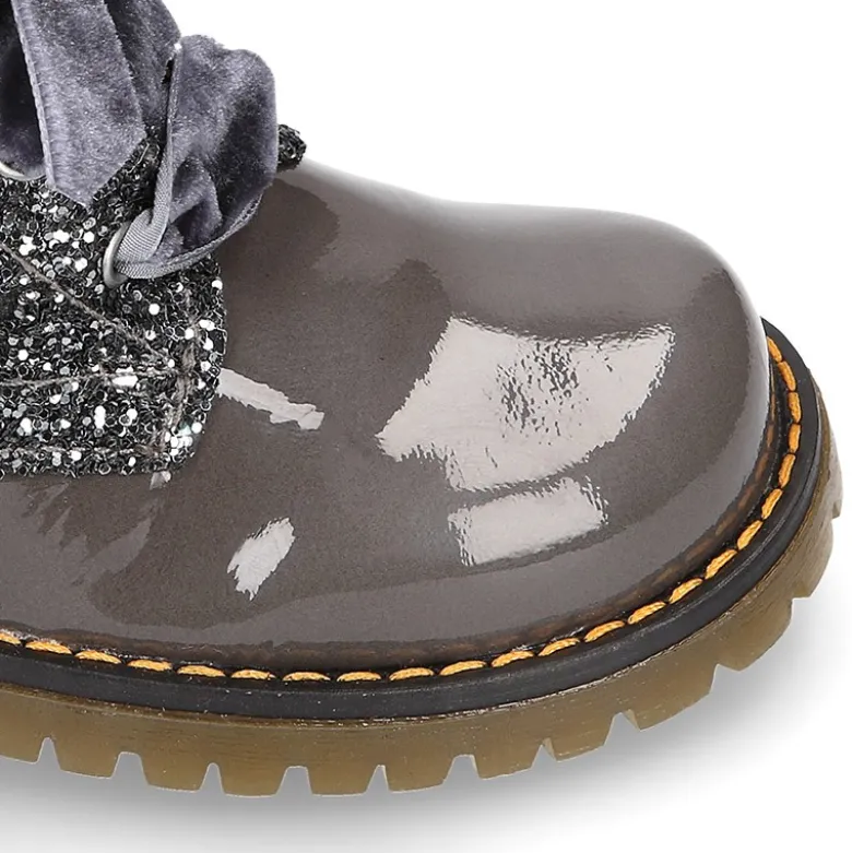 Botita rockera para niña con lazos de terciopelo en piel charol de colores con Glitter