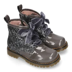 Botita rockera para niña con lazos de terciopelo en piel charol de colores con Glitter