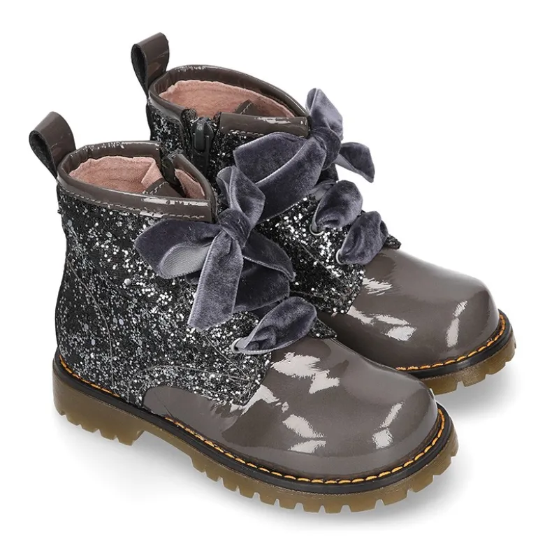 Botita rockera para niña con lazos de terciopelo en piel charol de colores con Glitter