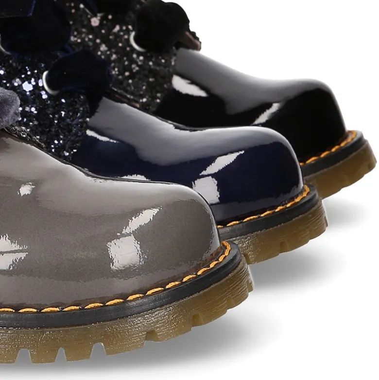 Botita rockera para niña con lazos de terciopelo en piel charol de colores con Glitter
