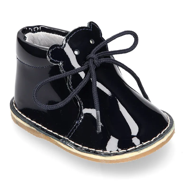 Botita Safari bebé osito con suela SUPER FLEXIBLE en piel charol.