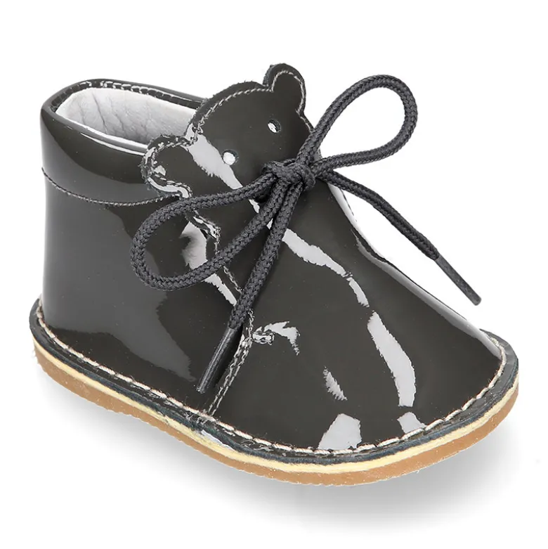 Botita Safari bebé osito con suela SUPER FLEXIBLE en piel charol.