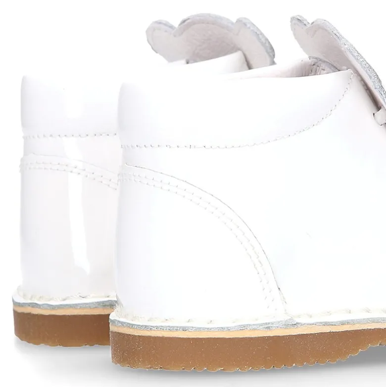 Botita Safari bebé osito con suela SUPER FLEXIBLE en piel charol BLANCO.