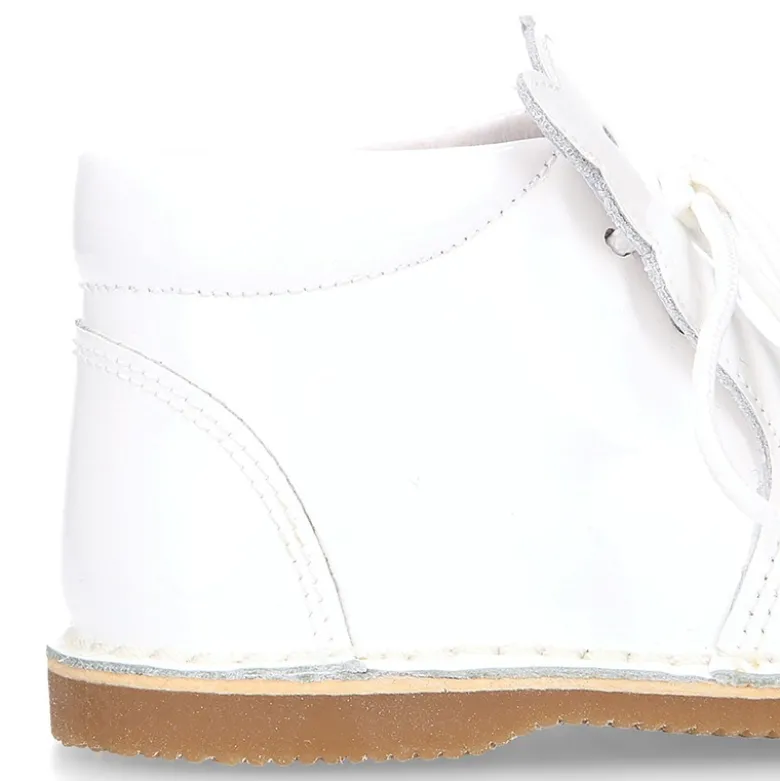Botita Safari bebé osito con suela SUPER FLEXIBLE en piel charol BLANCO.