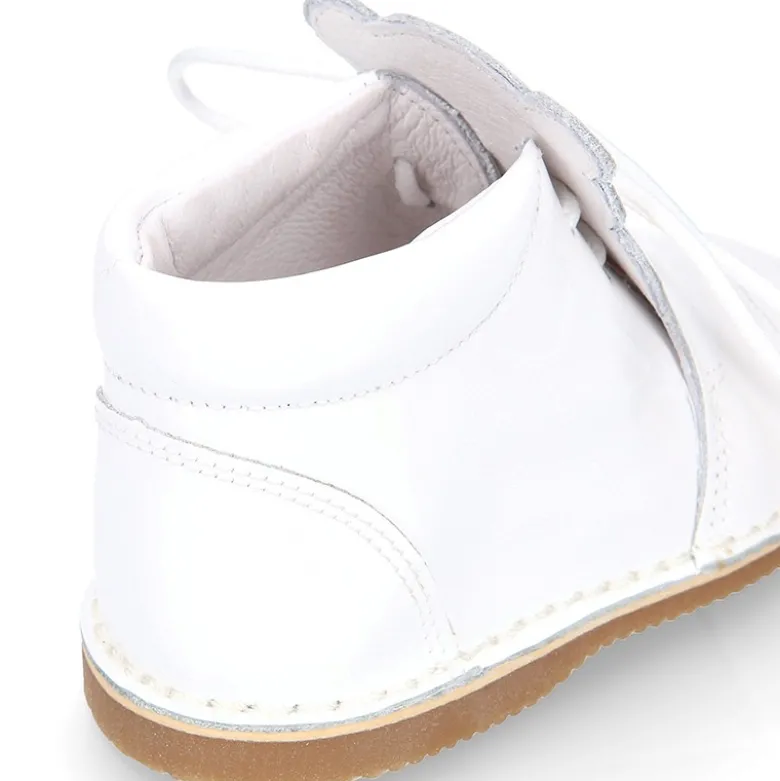 Botita Safari bebé osito con suela SUPER FLEXIBLE en piel charol BLANCO.
