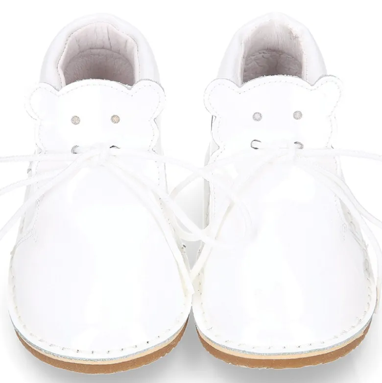 Botita Safari bebé osito con suela SUPER FLEXIBLE en piel charol BLANCO.