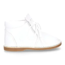 Botita Safari bebé osito con suela SUPER FLEXIBLE en piel charol BLANCO.