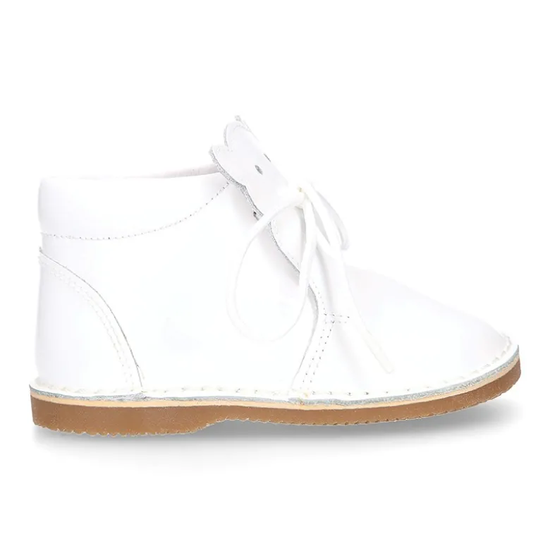 Botita Safari bebé osito con suela SUPER FLEXIBLE en piel charol BLANCO.