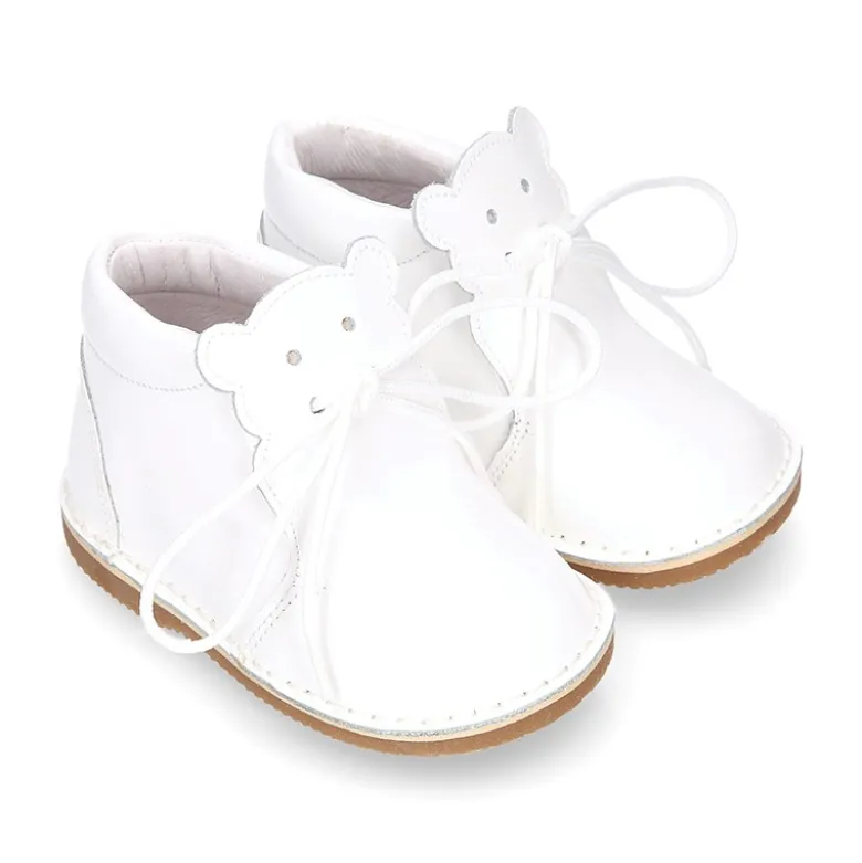 Botita Safari bebé osito con suela SUPER FLEXIBLE en piel charol BLANCO.