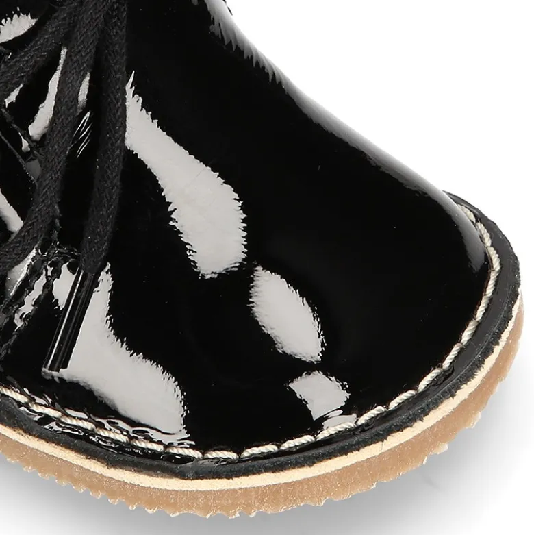 Botita Safari bebé osito con suela SUPER FLEXIBLE en piel charol NEGRO.