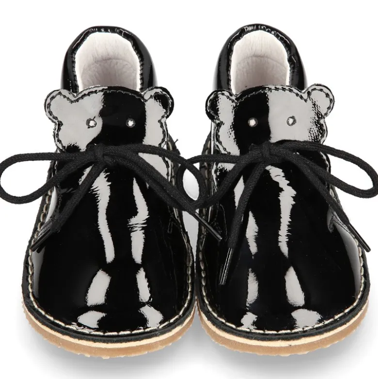 Botita Safari bebé osito con suela SUPER FLEXIBLE en piel charol NEGRO.