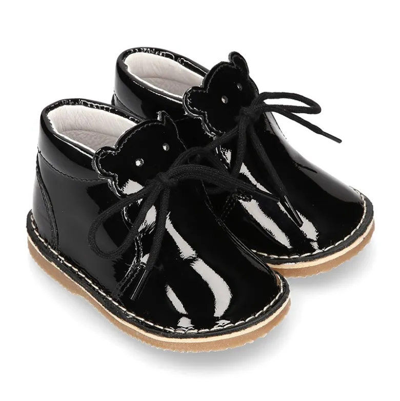 Botita Safari bebé osito con suela SUPER FLEXIBLE en piel charol NEGRO.
