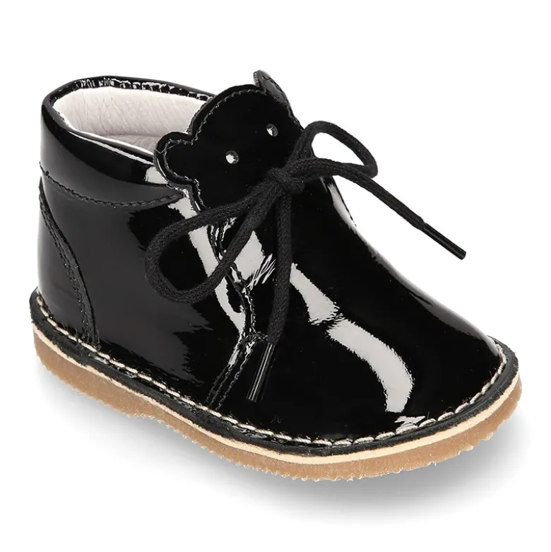 Botita Safari bebé osito con suela SUPER FLEXIBLE en piel charol NEGRO.