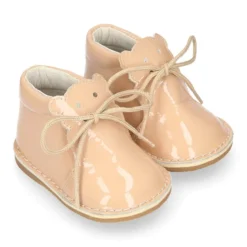 Botita Safari bebé osito con suela SUPER FLEXIBLE en piel charol colores dulces.