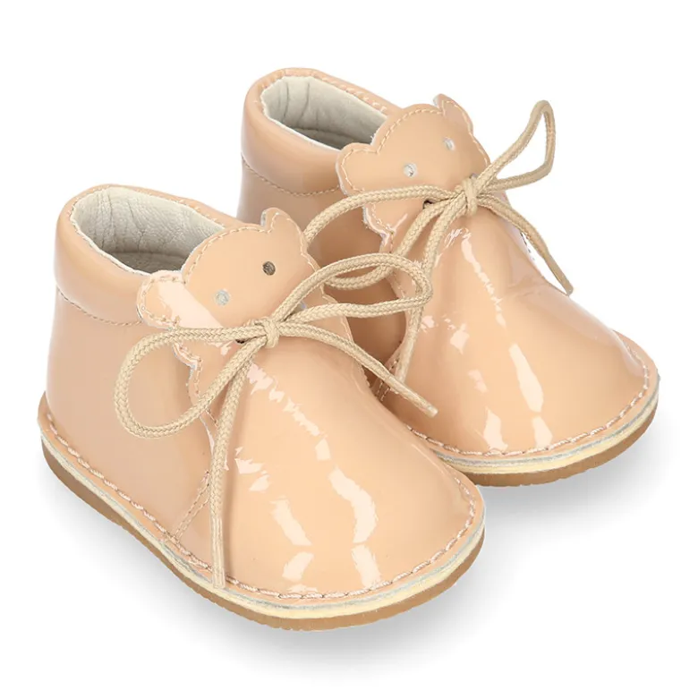 Botita Safari bebé osito con suela SUPER FLEXIBLE en piel charol colores dulces.