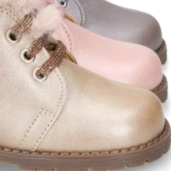 Botita Safari niña con cordones y cuello de pelo en piel PERLADA.