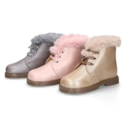 Botita Safari niña con cordones y cuello de pelo en piel PERLADA.