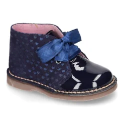 Botita Safari niña con lazos y estampado de corazones en piel charol combinado con serraje.