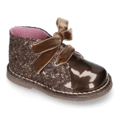 Botita Safari niña en piel charol perlado con GLITTER y lazos de terciopelo.