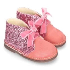 Botita Safari niña en piel serraje con GLITTER y lazos de terciopelo.
