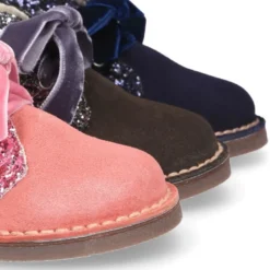 Botita Safari niña en piel serraje con GLITTER y lazos de terciopelo.