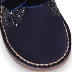 Botita Safari niña en piel serraje con GLITTER y lazos de terciopelo.