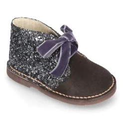 Botita Safari niña en piel serraje con GLITTER y lazos de terciopelo.