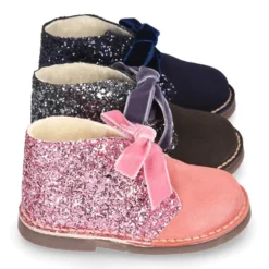 Botita Safari niña en piel serraje con GLITTER y lazos de terciopelo.