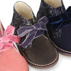 Botita Safari niña en piel serraje con GLITTER y lazos de terciopelo.