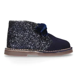 Botita Safari niña en piel serraje con GLITTER y lazos de terciopelo.