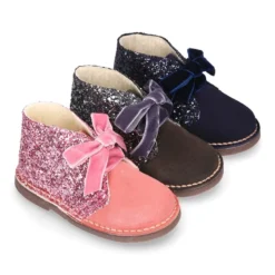 Botita Safari niña en piel serraje con GLITTER y lazos de terciopelo.