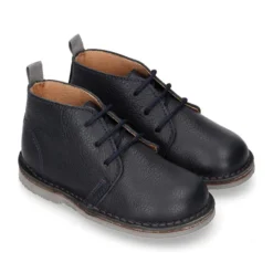 Botita safari niños con cordones en piel napa MADRAS en azul marino.