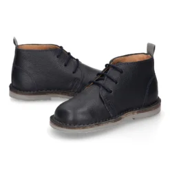 Botita safari niños con cordones en piel napa MADRAS en azul marino.