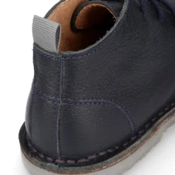 Botita safari niños con cordones en piel napa MADRAS en azul marino.