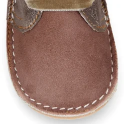 Botita Safari primeros pasos con cordones de terciopelo en piel serraje combinado.