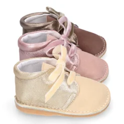 Botita Safari primeros pasos con cordones de terciopelo en piel serraje combinado.