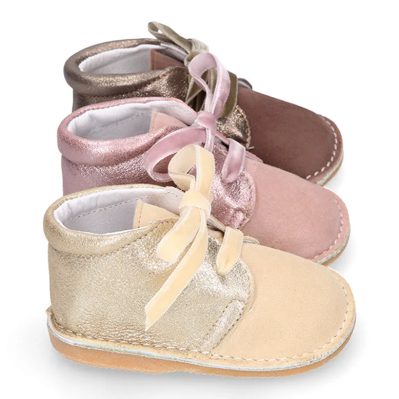 Botita Safari primeros pasos con cordones de terciopelo en piel serraje combinado.