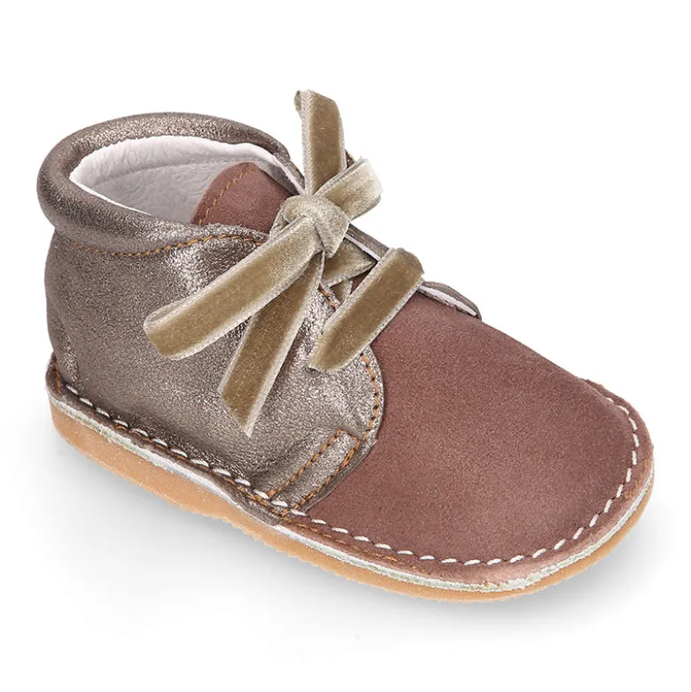 Botita Safari primeros pasos con cordones de terciopelo en piel serraje combinado.