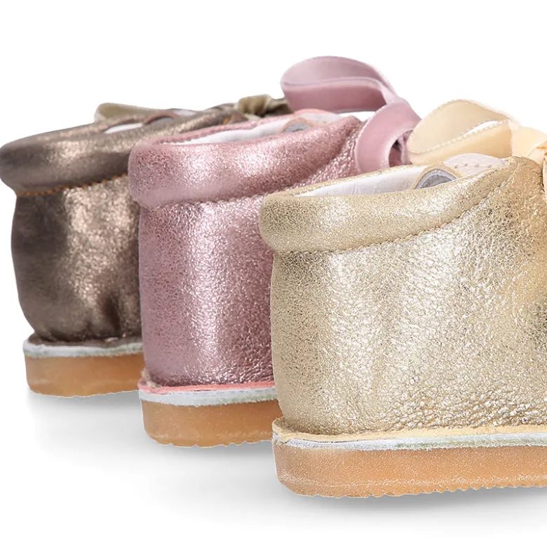 Botita Safari primeros pasos con cordones de terciopelo en piel serraje combinado.