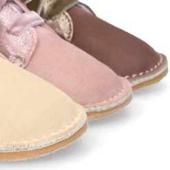 Botita Safari primeros pasos con cordones de terciopelo en piel serraje combinado.