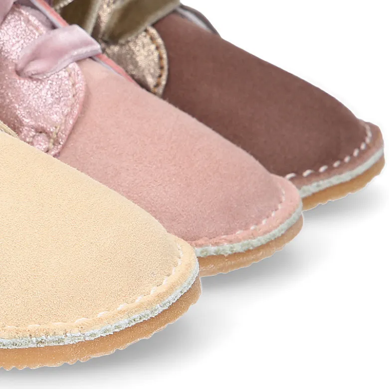 Botita Safari primeros pasos con cordones de terciopelo en piel serraje combinado.