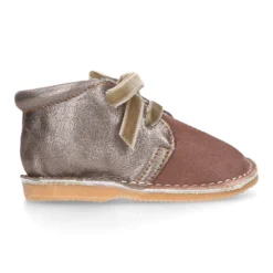Botita Safari primeros pasos con cordones de terciopelo en piel serraje combinado.