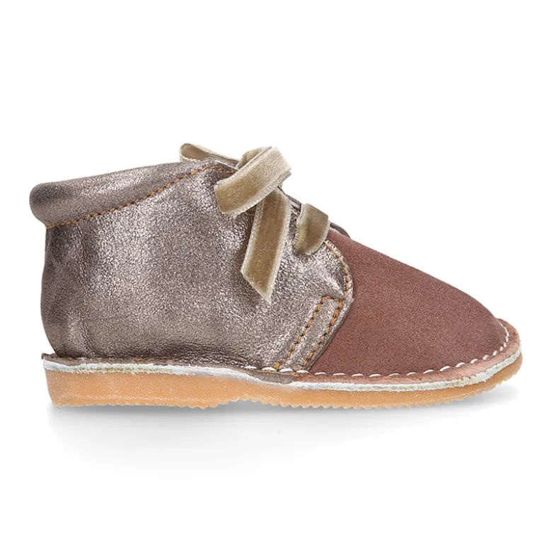 Botita Safari primeros pasos con cordones de terciopelo en piel serraje combinado.