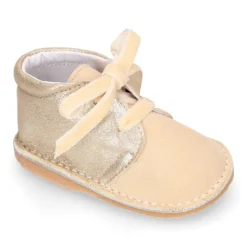 Botita Safari primeros pasos con cordones de terciopelo en piel serraje combinado.
